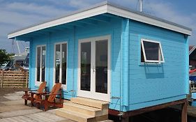 Waterhuisjes op de pier van LauwersmeerPlezier!